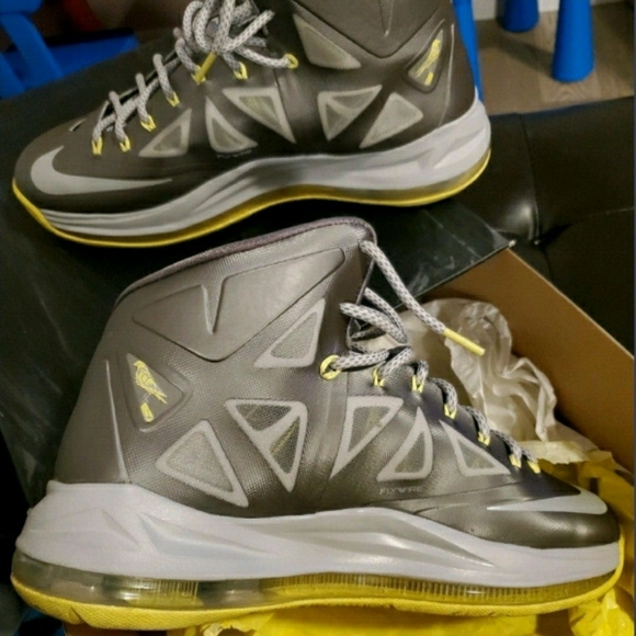 LeBron 10 size 10.5 yellow diamond/canary - Picture 2 of 7